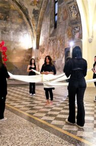 Immagine che ritrae le studentesse impegnate nella performance artistica